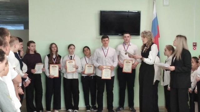 Понедельник. Линейка. Разговор о важном.