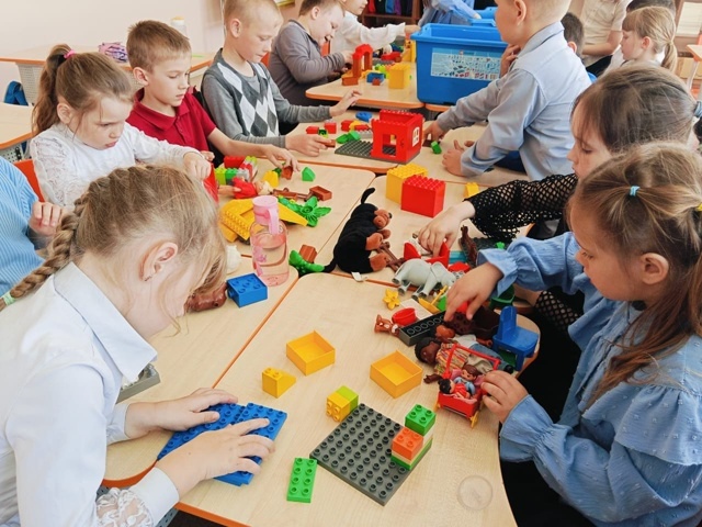 Любовь к легоконструированию.